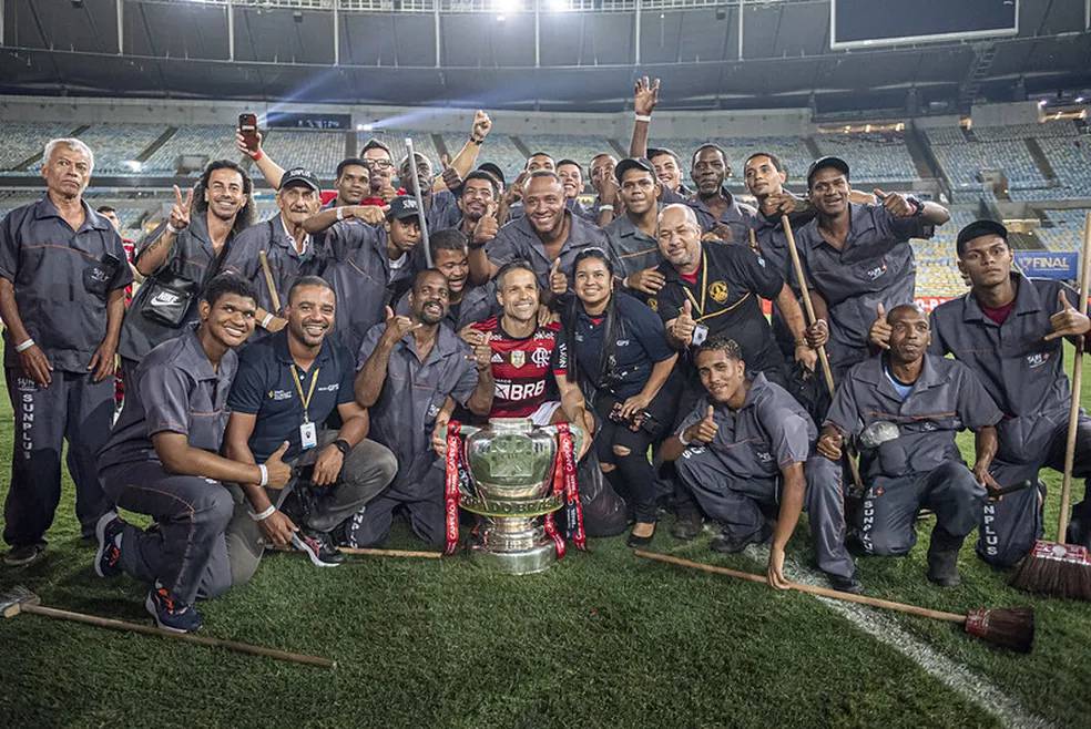 Diego tira foto com funcionários da limpeza do Maracanã