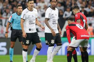 Gil e Balbuena, do Corinthians, em jogo contra o Atlético-GO (Foto: Rodrigo Coca/ Agência Corinthians)