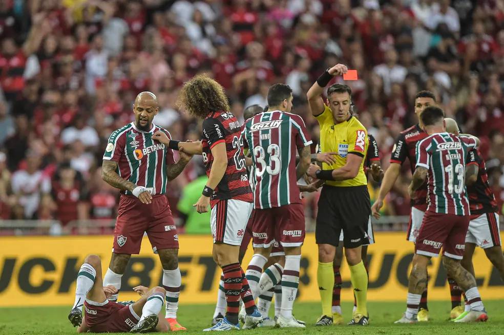 Fluminense teve três vermelhos contra o Flamengo