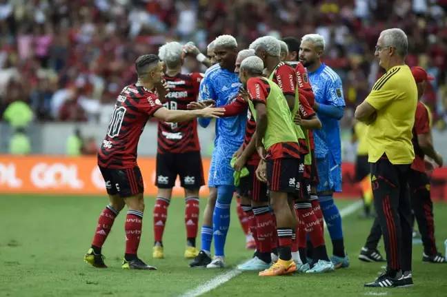 Elenco do Flamengo festejando com Diego Ribas, agora aposentado