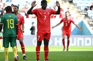 Embolo ergueu os braços em sinal que não comemoraria o gol contra Camarões, país onde nasceu (Foto: FABRICE COFFRINI/AFP)