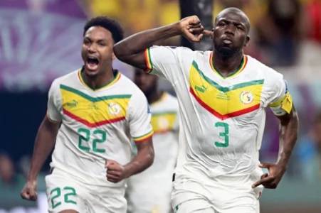 Koulibaly comemora o gol da classificação de Senegal diante do Equador