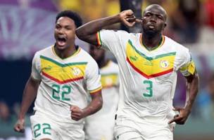 Koulibaly comemora o gol da classificação de Senegal diante do Equador (Foto: Raul Arboleda/ AFP)