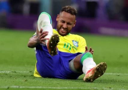 Neymar reclama de dores contra a Sérvia