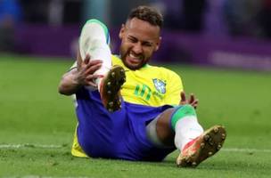 Neymar reclama de dores contra a Sérvia (Foto: Tolga Bozoglu / EFE / EPA)