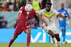 O meio-campista Abdelaziz, do Catar (à esquerda), disputa uma jogada com o atacante Boulaye Dia, de Senegal, que foi autor do primeiro gol da vitória por 3 a 1 (Foto: KARIM JAAFAR / AFP)