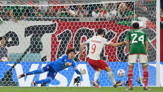 Ochoa defende o pênalti batido por Lewandowski em México x Polônia