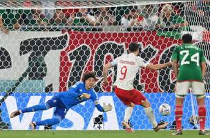 Ochoa defende o pênalti batido por Lewandowski em México x Polônia (Foto: Dan Mullan/Getty Images)