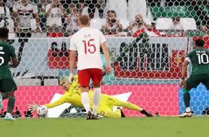 Szczesny defende pênalti em Polônia x Arábia Saudita (Foto: Getty Images)