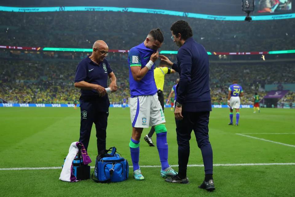 Alex Telles deixa o jogo contra Camarões sob lágrimas