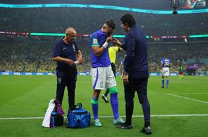 Alex Telles deixa o jogo contra Camarões sob lágrimas (Foto: Marc Atkins/Getty Images)