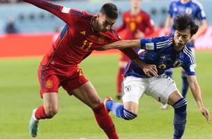 Herrán Torres e Kaoru Mitoma disputam a posse da bola em jogo entre Espanha e Japão pela Copa do Mundo no Catar (Foto: Reprodução/RFEF)