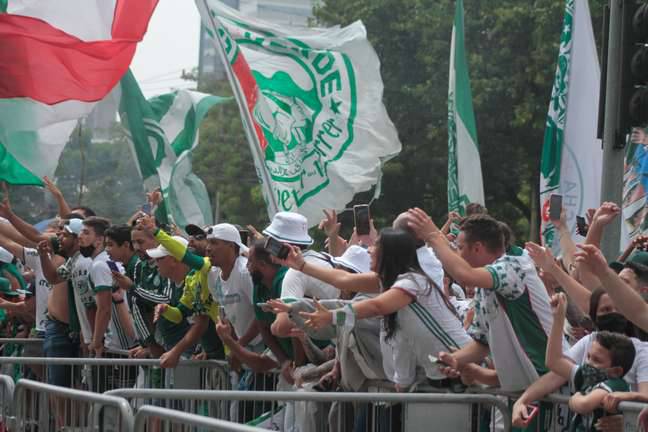 Torcida Apoia Palmeiras Antes De Embarque Para O Mundial