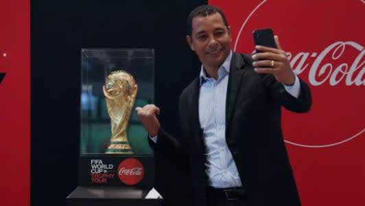 Gilberto Silva com a taça da Copa do Mundo