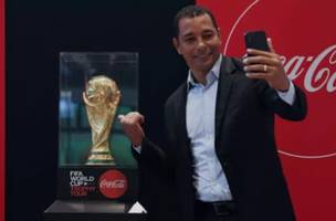 Gilberto Silva com a taça da Copa do Mundo (Foto: Divulgação / Site oficial da Fifa)