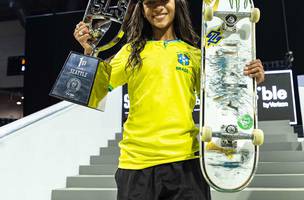 Rayssa Leal comemora vitória em etapa da Liga Mundial de Street (Foto: Reprodução/Twitter SLS)