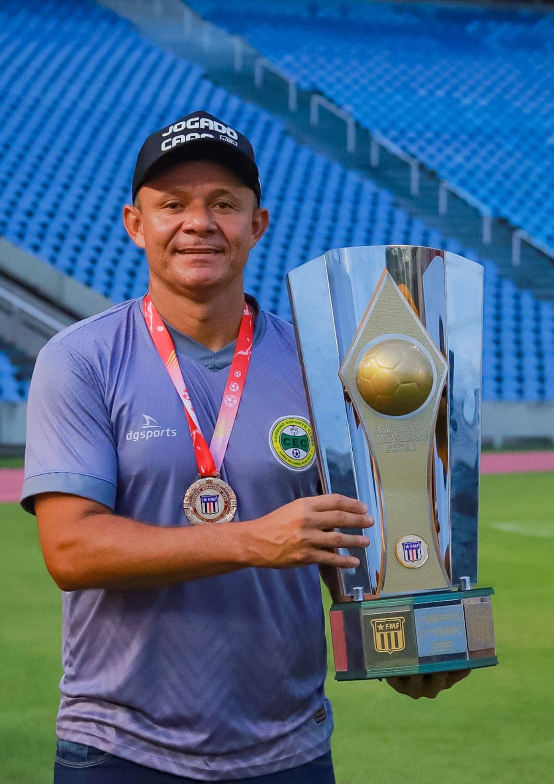 Técnico Marcinho Guerreiro comemorando vice-campeonato da Série A do maranhense