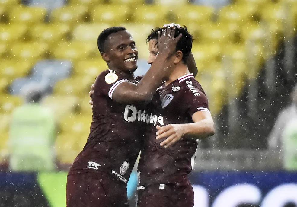 Arias e Cano comemoram gol em Fluminense x Juventude