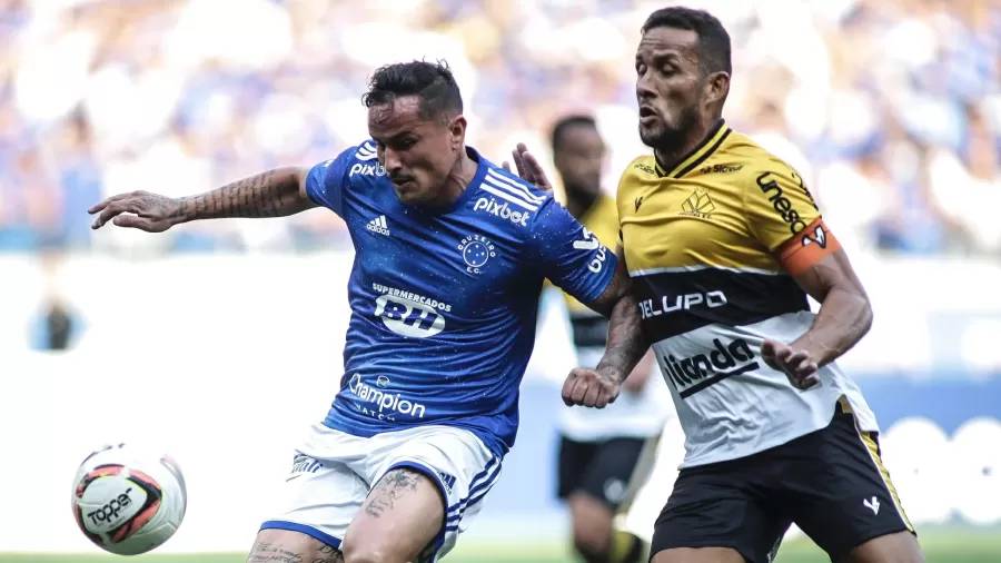 Edu, do Cruzeiro, disputa bola na partida contra o Criciúma, pela Série B