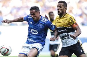 Edu, do Cruzeiro, disputa bola na partida contra o Criciúma, pela Série B (Foto: Thomas Santos/Cruzeiro)