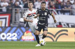 Giuliano em ação no clássico entre Corinthians e São Paulo (Foto: Ricardo Moreira/Getty Images)