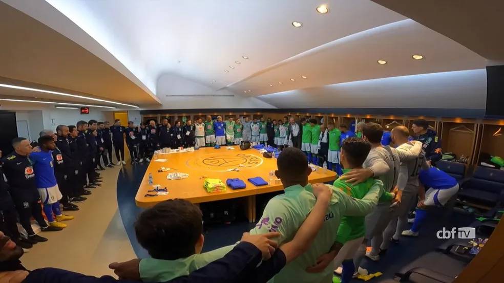 Roda da Seleção no vestiário do estádio do PSG