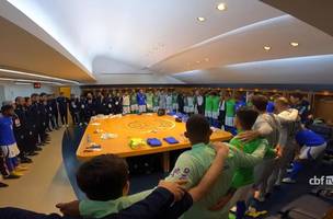 Roda da Seleção no vestiário do estádio do PSG (Foto: CBF TV)