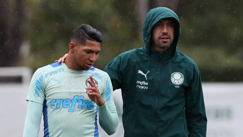 Rony e Abel Ferreira conversam durante treino do Palmeiras na Academia de Futebol