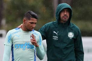 Rony e Abel Ferreira conversam durante treino do Palmeiras na Academia de Futebol (Foto: Cesar Greco/Palmeiras)