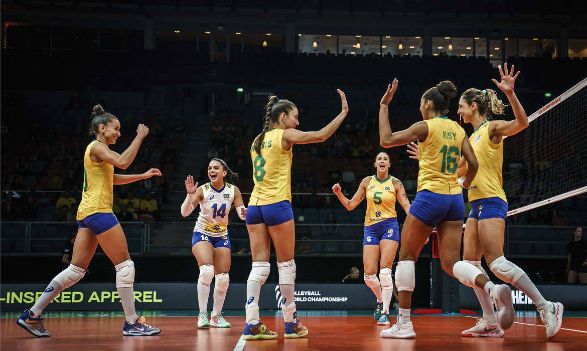 Brasil sofre, mas derrota Itália no tie-break no Mundial de vôlei feminino  