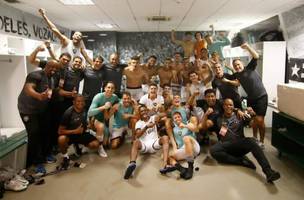 Time do Botafogo comemora vitória no Castelão (Foto: Vítor Silva/Botafogo)