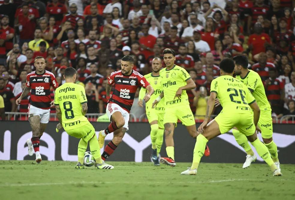 Com dois de Pedro, Flamengo bate o Palmeiras no Maracanã e entra de vez na  briga pelo título do Brasileirão