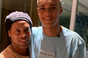 Ronaldinho crava acerto do filho, João Mendes, com Barcelona (Foto: GE)