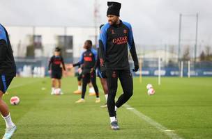 Neymar não tem interesse em ouvir propostas e quer se aposentar no PSG, diz jornal (Foto: GE)