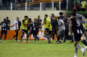 Soco, sangue e polêmica: Botafogo elimina Sergipe na Copa do Brasil... (Foto: SportBuzz)