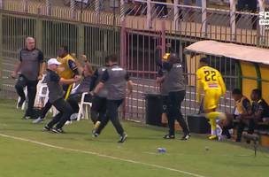 Após gol, técnico do Volta Redonda provoca jogador do próprio time que reclamou de substituição (Foto: GE RIO)