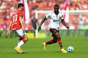 Flamengo evolui, mas perde jogo por desatenção em gols nascidos em laterais (Foto: GE RIO)