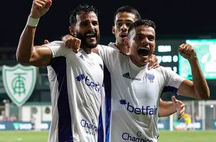 Cruzeiro goleia, põe fim a tabu, volta ao G-4 e afunda América-MG na lanterna do Brasileirão (Foto: GE)