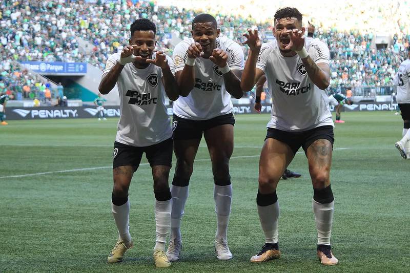 Palmeiras vira sobre o Botafogo em jogo de sete gols e entra de vez na  briga pelo título - Esportes - R7 Futebol