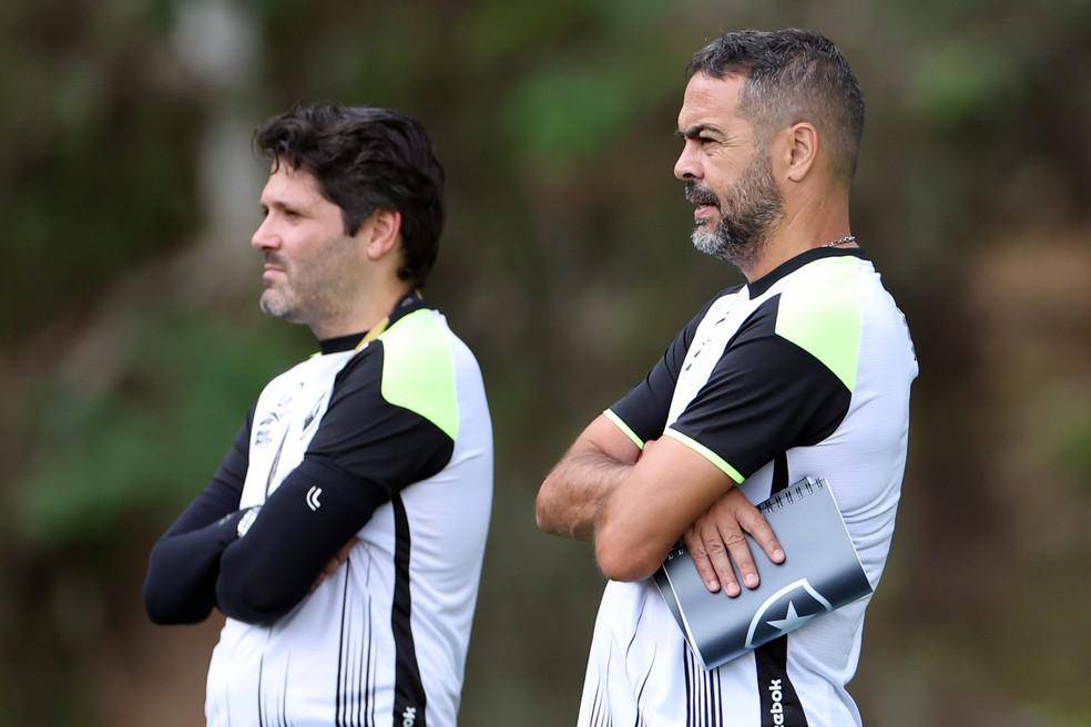 Artur Jorge observa o treinamento do Botafogo