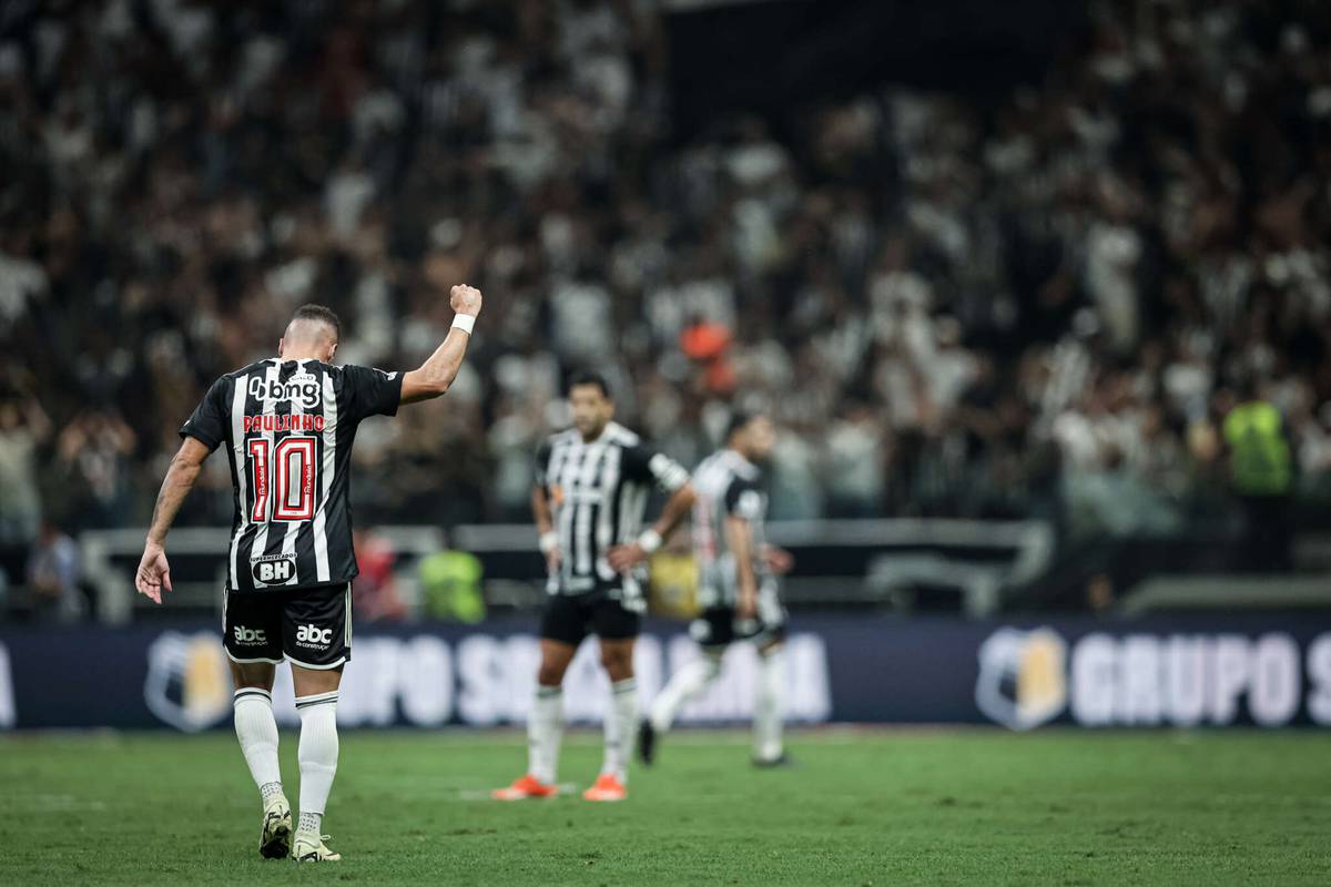 Diante de seus torcedores, Atlético-MG e Flamengo abriram vantagem por uma vaga na final, ao derrotarem Vasco e Corinthians