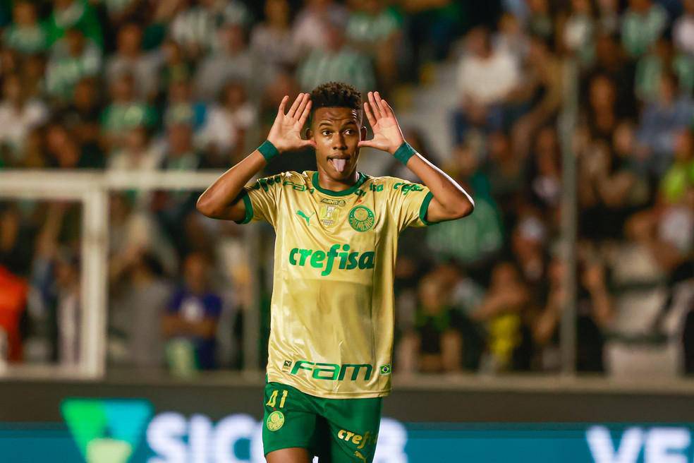 Estevao comemora gol do Palmeiras sobre o Juventude