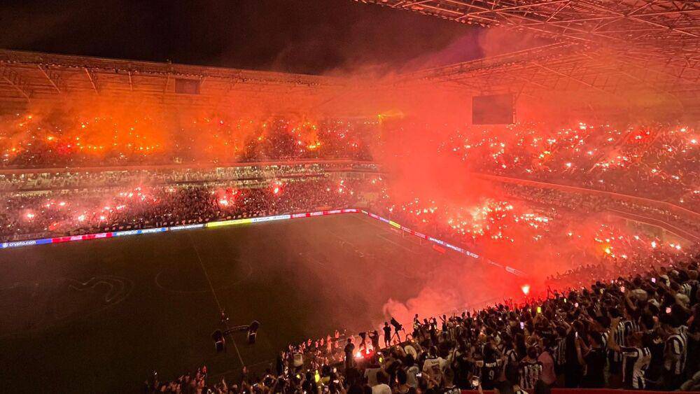 Festa da torcida do Atletico na entrada do time em campo para encarar o River