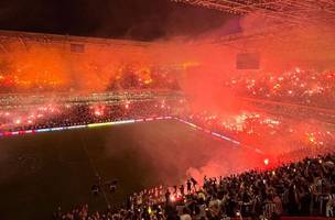 Festa da torcida do Atletico na entrada do time em campo para encarar o River (Foto: Atletico)