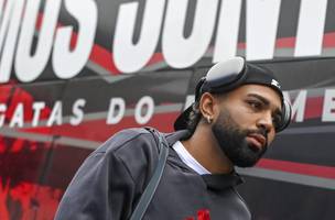 Gabigol no embarque do Flamengo rumo a Sao Paulo (Foto: Marcelo Cortes / Flamengo)