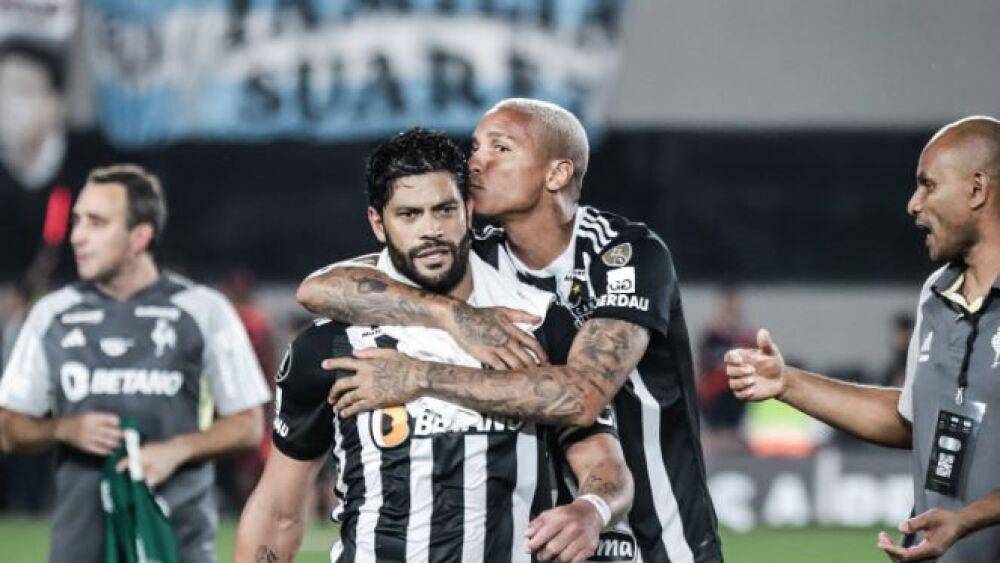 Hulk e Deyverson celebram classificacao do Atletico apos final da partida na Argentina