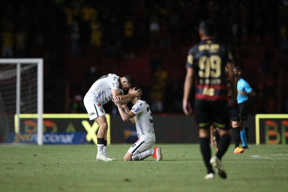 Jogadores do Operario-PR comemoram gol da vitoria sobre o Sport