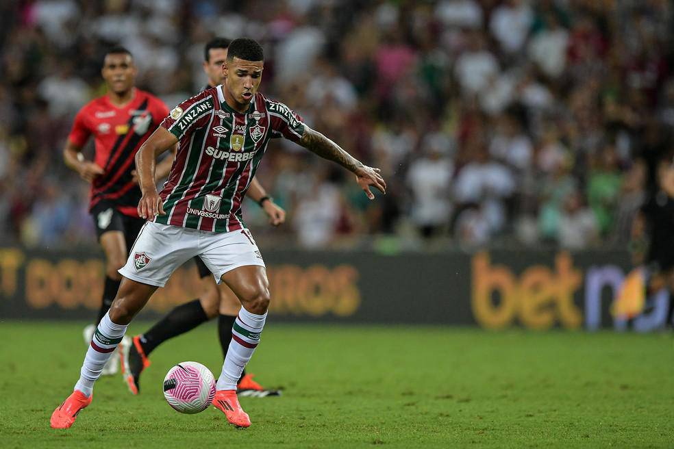 Kaua Elias domina a bola em Fluminense x Athletico-PR