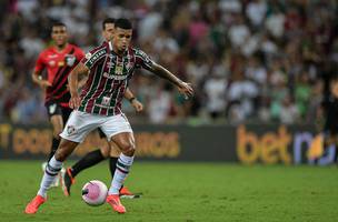 Kaua Elias domina a bola em Fluminense x Athletico-PR (Foto: Thiago Ribeiro/AGIF)