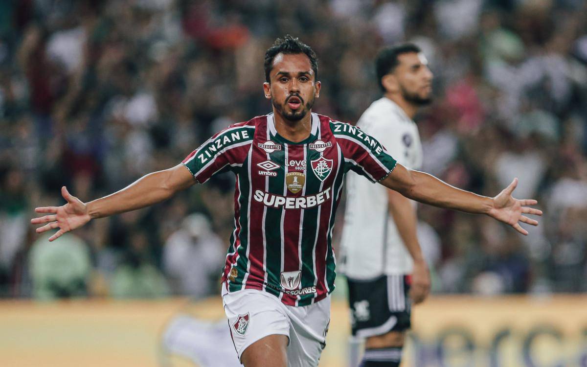 Lima comemora gol marcado em jogo do Fluminense